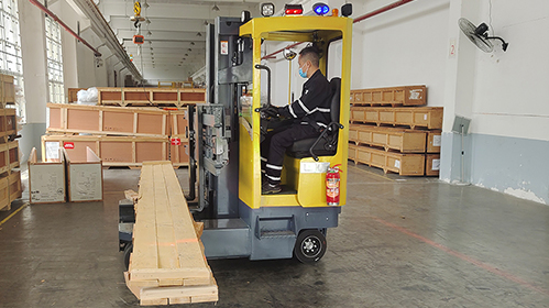 全向叉车 多场景灵活搬运的全能解决方案